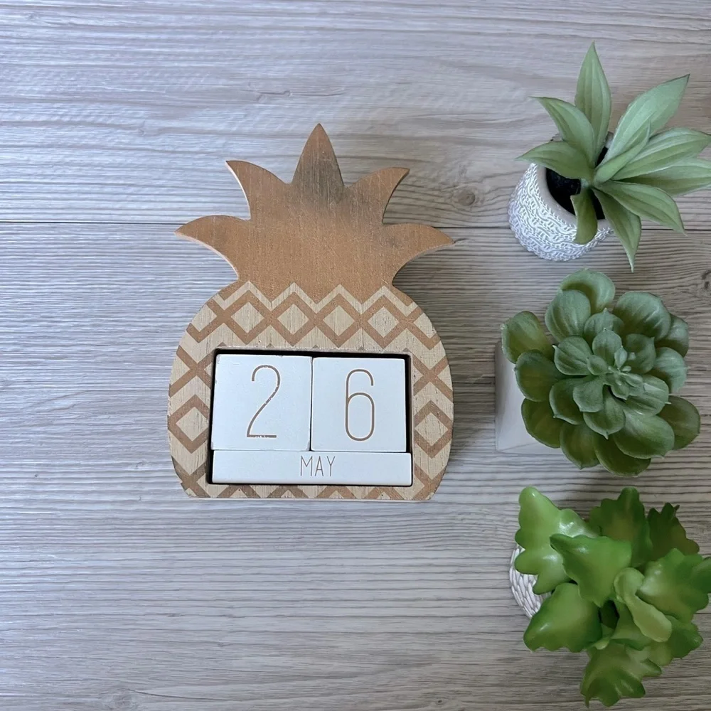 PINEAPPLE desk daily wooden block calendar